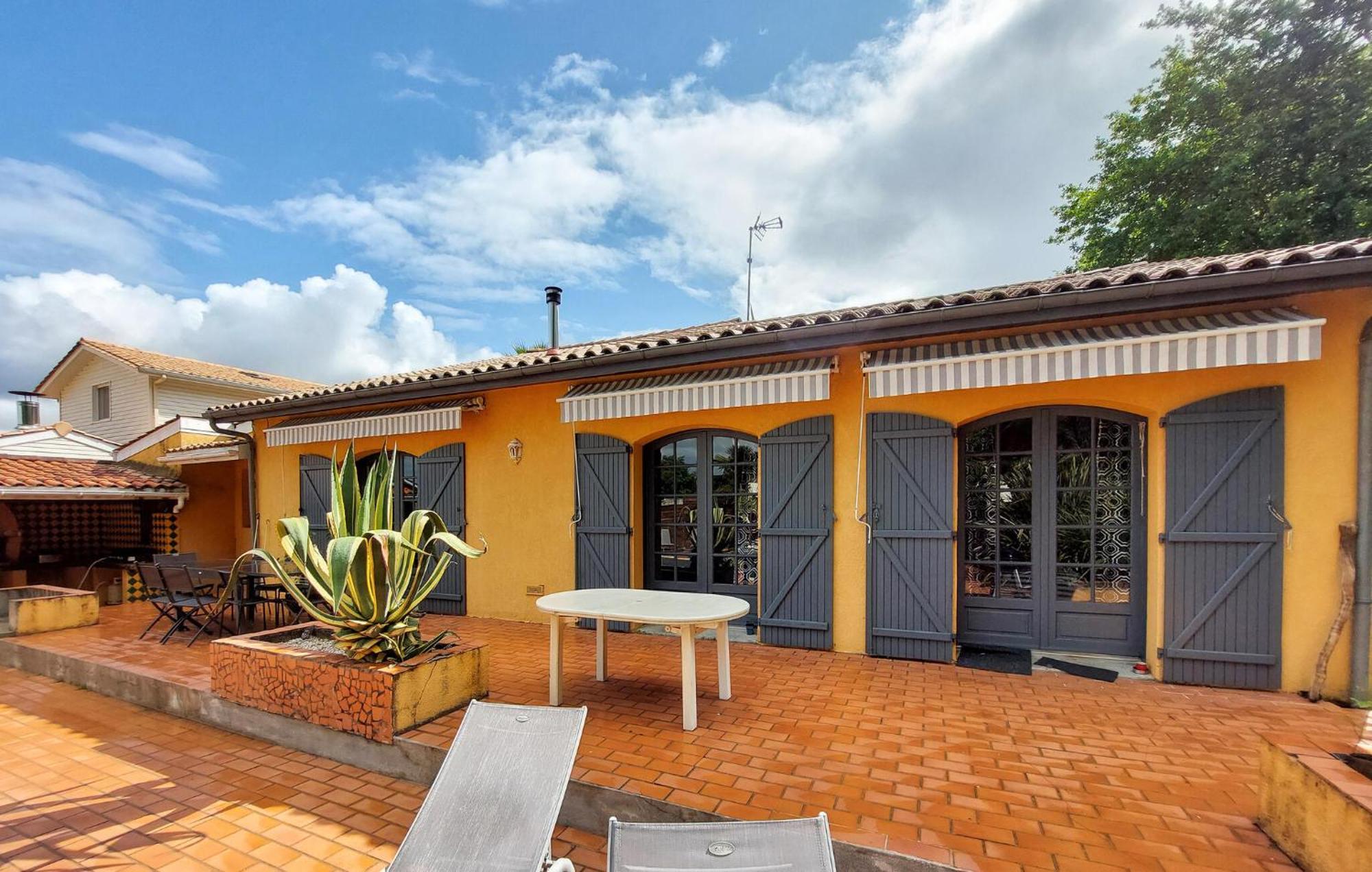 Amazing Home In Le Temple With Kitchen Esterno foto