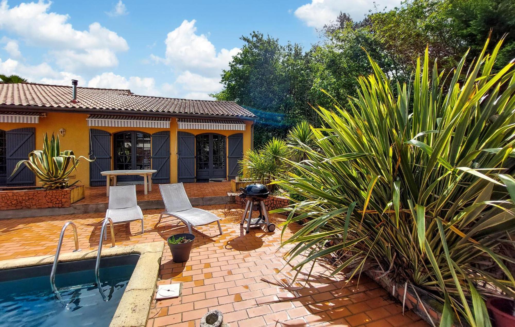 Amazing Home In Le Temple With Kitchen Esterno foto