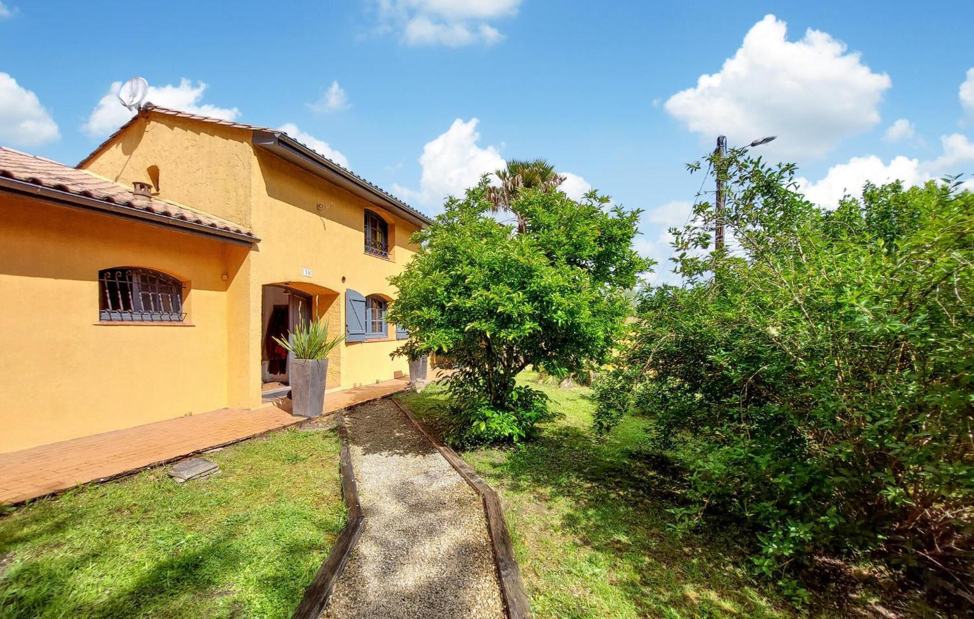 Amazing Home In Le Temple With Kitchen Esterno foto