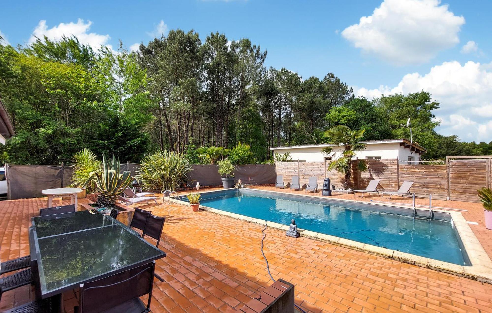 Amazing Home In Le Temple With Kitchen Esterno foto