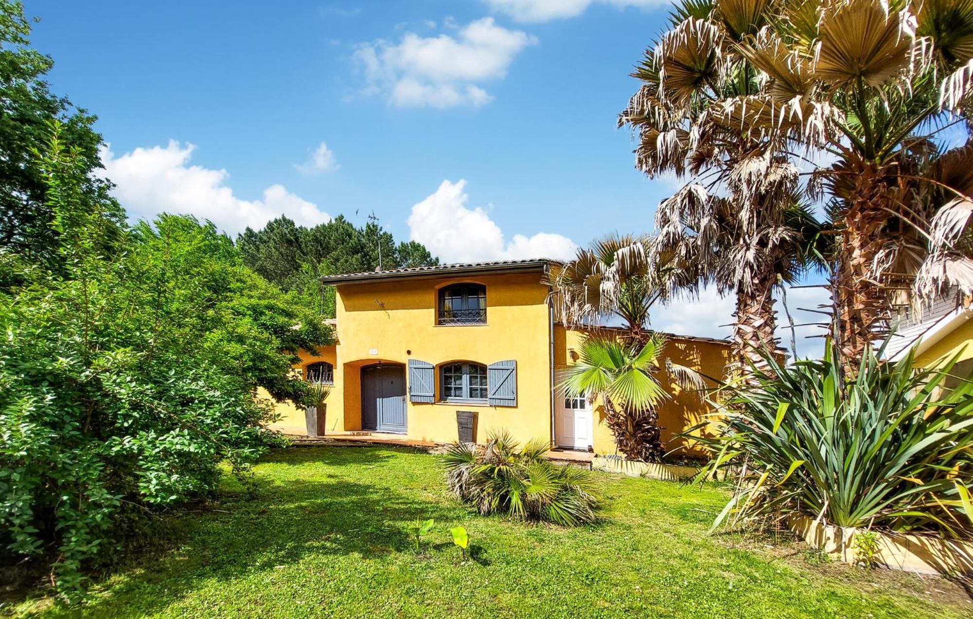 Amazing Home In Le Temple With Kitchen Esterno foto